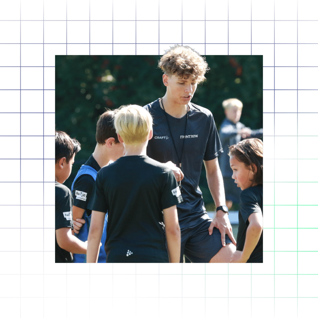 Trainer van Craft Your Future geeft instructies aan jonge spelers tijdens een VoetbalSkills training binnen het MDT-traject.