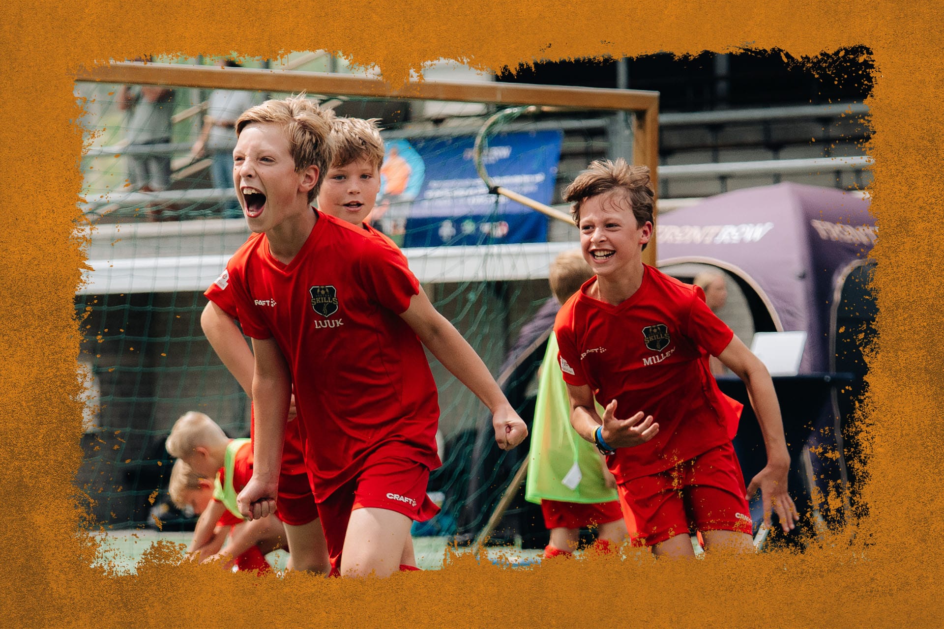 Juichende jonge spelers tijdens de Skills Voetbaldagen bij VV Berkum van FC VoetbalSkills in WK-stijl