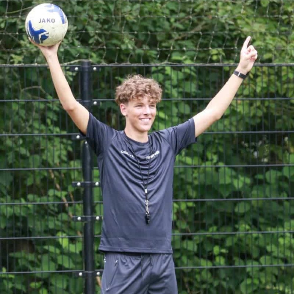 Een trainer van voetbalschool VoetbalSkills op het veld.
