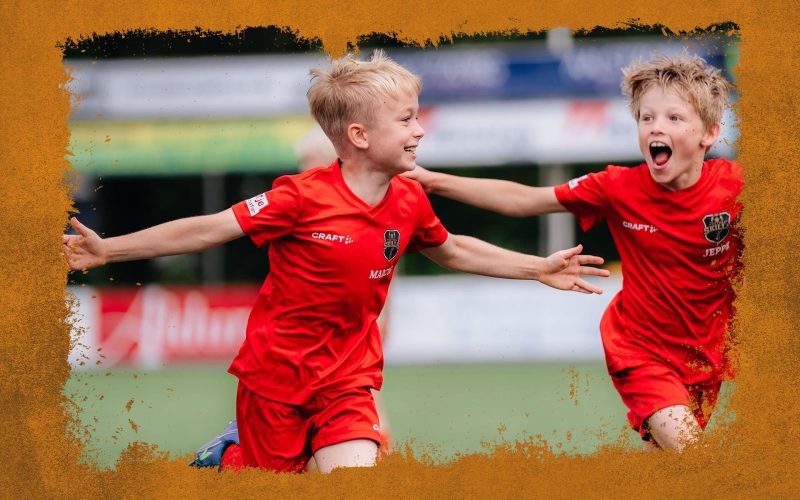 Twee juichende jonge spelers tijdens de Skills Voetbaldagen bij FC Ommen van FC VoetbalSkills in WK-stijl