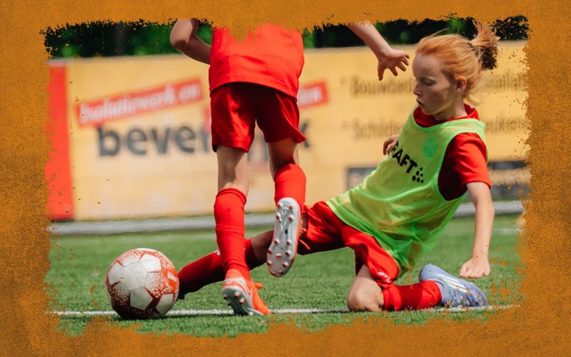 Twee juichende jonge spelers tijdens de Skills Voetbaldagen bij KCVO van FC VoetbalSkills in WK-stijl