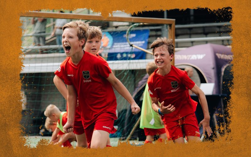 Juichende jonge spelers tijdens de Skills Voetbaldagen bij VV Berkum van FC VoetbalSkills in WK-stijl